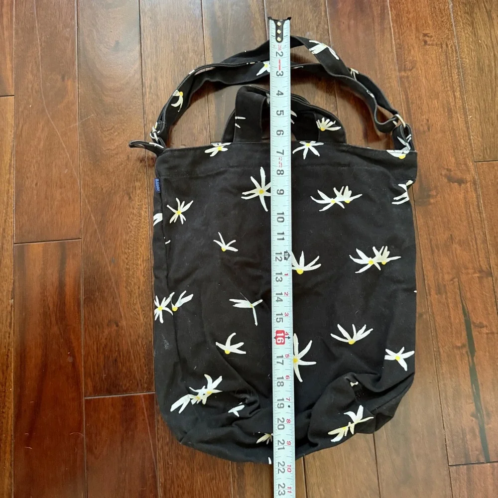 BAGGU Daisy Print Canvas Tote Crossbody Bag Black White Floral Adjustable Boho